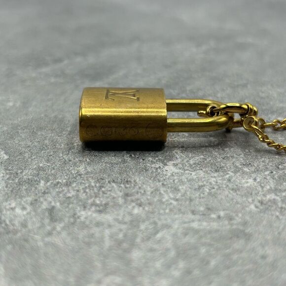 Authentic Louis Vuitton Gold Tone Single Chain Padlock & Key Charm Necklace 326 - Picture 8 of 14